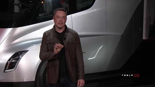 特斯拉創(chuàng)始人兼CEO埃隆·馬斯克(Elon Musk)乘坐著Semi來到發(fā)布會(huì)現(xiàn)場(chǎng) 圖片來源:澎湃新聞